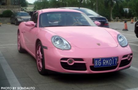 Today we bring you the Porsche Cayman in pink that travel in China