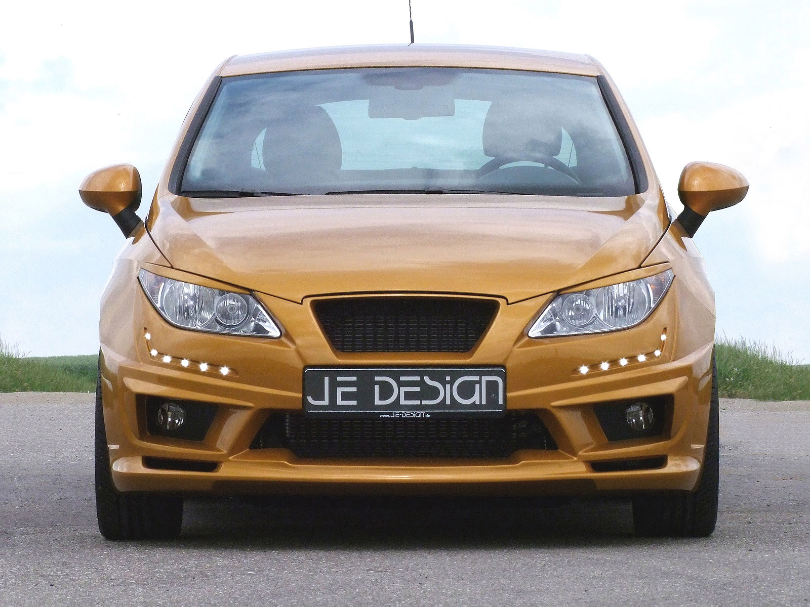 Zlatý Seat Ibiza od JE Design 2