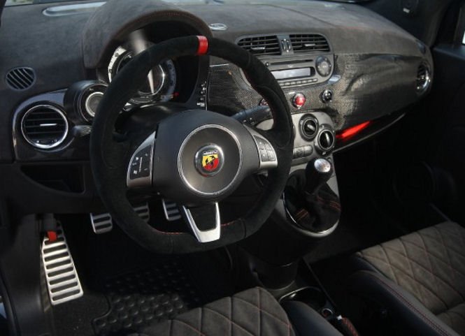 Romeo Ferraris Fiat 500 Abarth Stradale a 300 koní pod kapotou 4