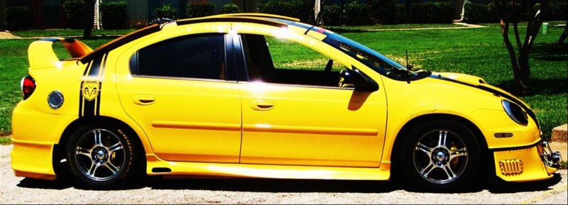 Velmi žlutý Dodge Neon 3