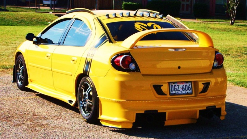 Velmi žlutý Dodge Neon 4