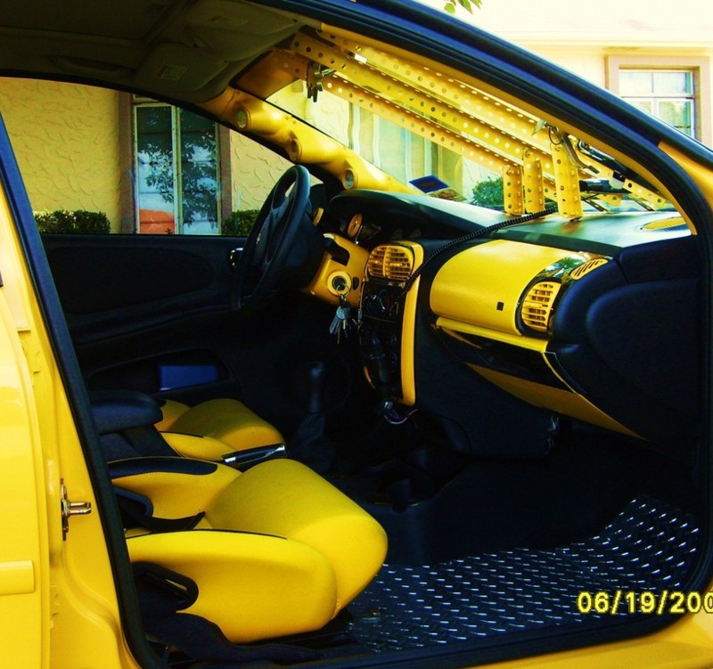 Velmi žlutý Dodge Neon 6