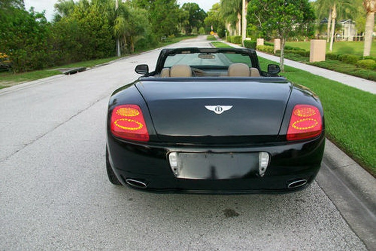 Chrysler Sebring převlečen za Bentley Continental 4