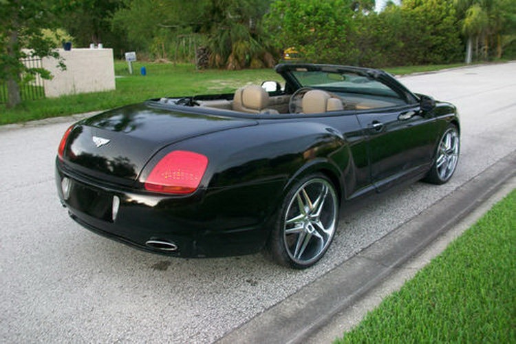 Chrysler Sebring převlečen za Bentley Continental 5