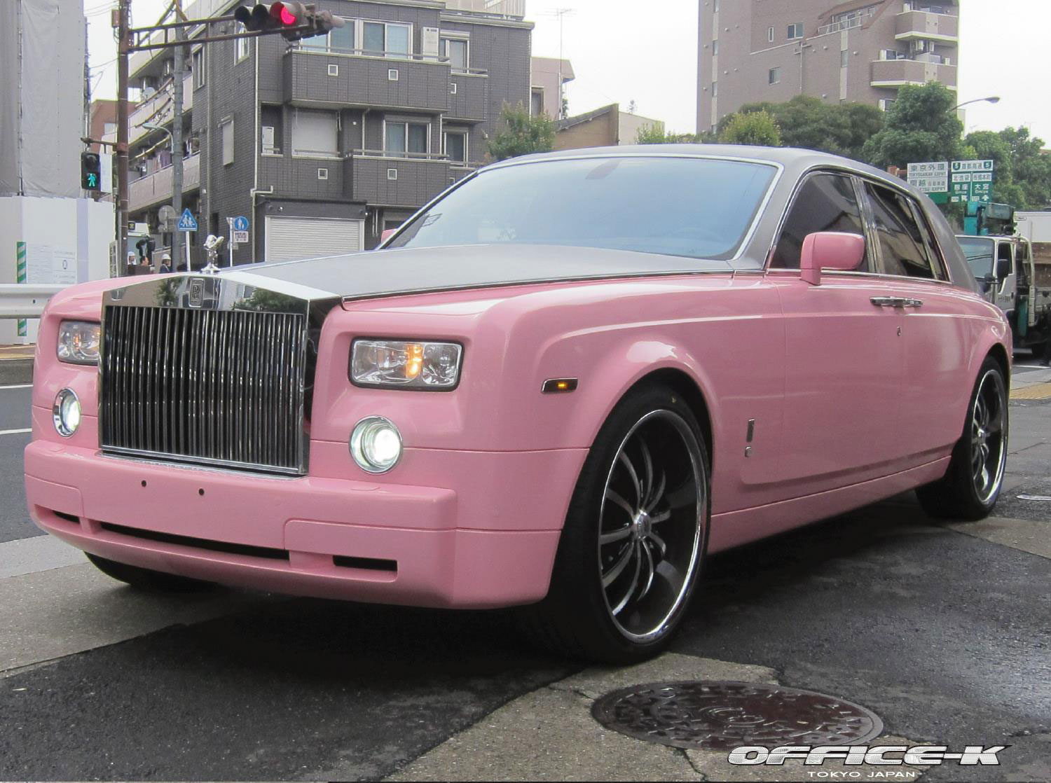 Rolls-Royce Phantom v růžovém kabátu od Office-K 3
