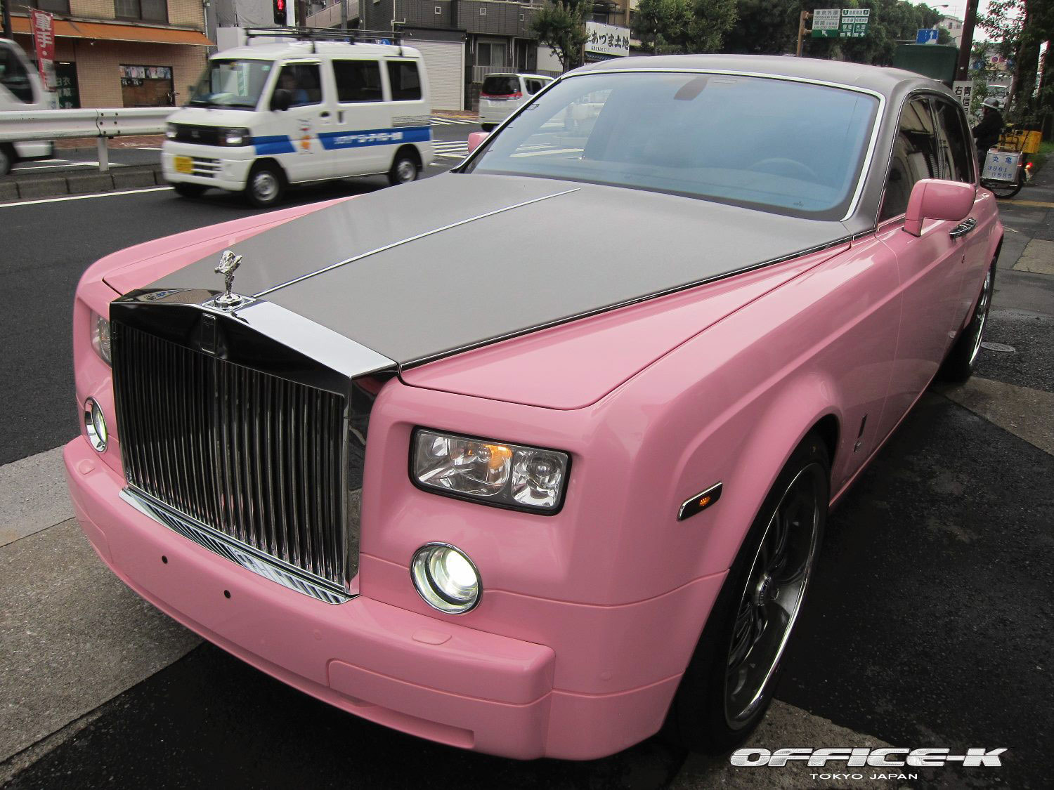 Rolls-Royce Phantom v růžovém kabátu od Office-K 4