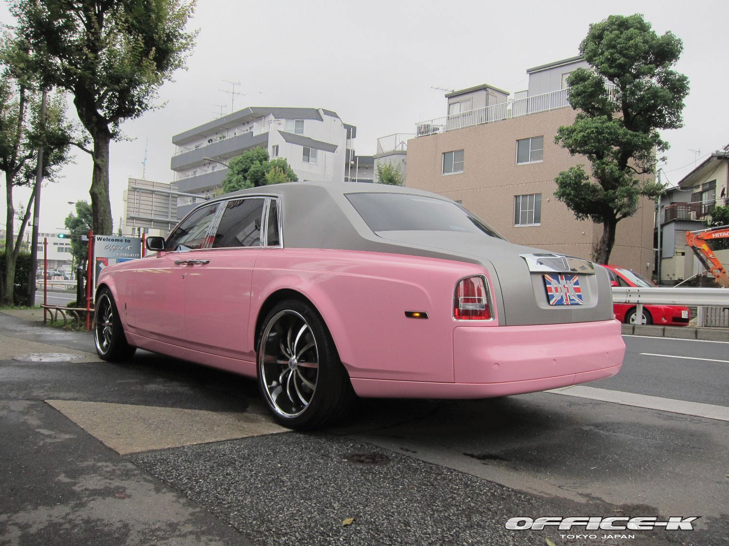 Rolls-Royce Phantom v růžovém kabátu od Office-K 5