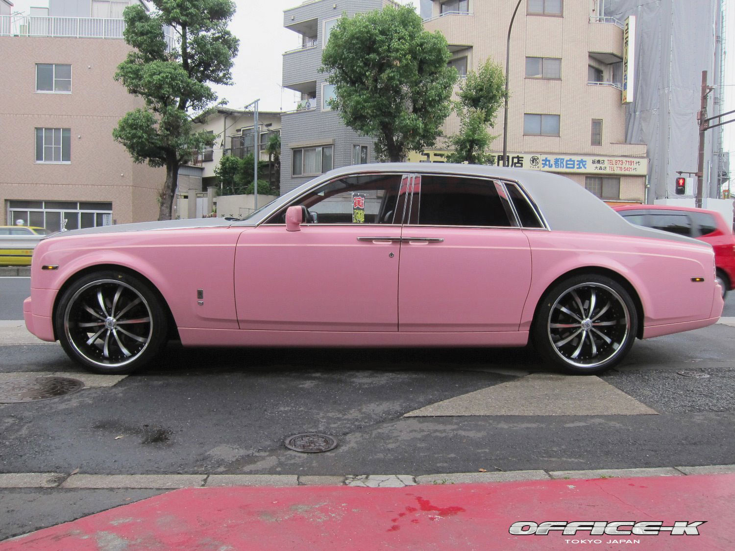 Rolls-Royce Phantom v růžovém kabátu od Office-K 6