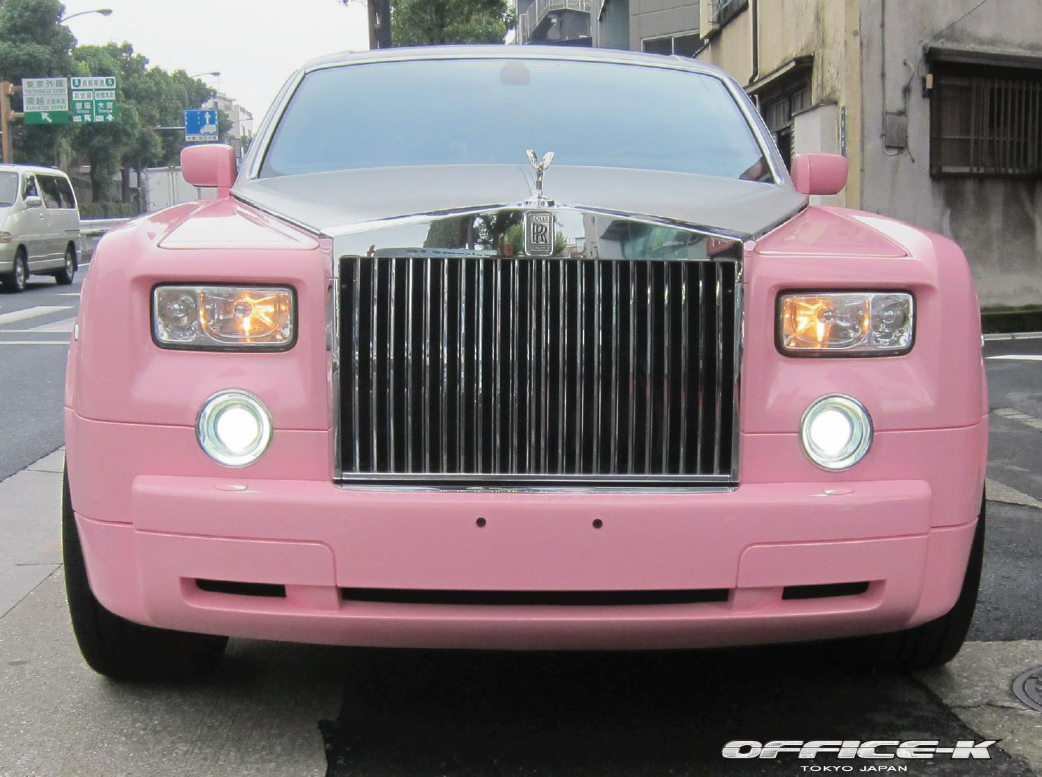 Rolls-Royce Phantom v růžovém kabátu od Office-K 7