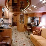 Luxusní autobus obložený mramorem