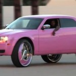 Růžový Chrysler 300C na obřích kolech