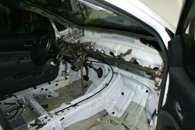 Toyota-Prius-LS1-V8-01