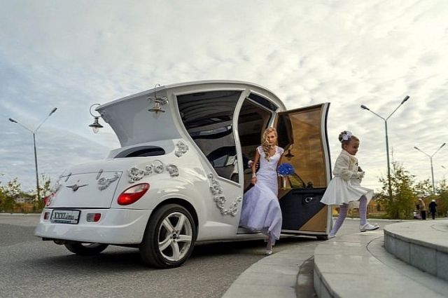 russians-turn-pt-cruiser-into-awesome-wedding-car-video-photo-gallery-medium_4