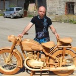 Dokonalá dřevěná replika motorky IZH-49 v měřítku 1:1