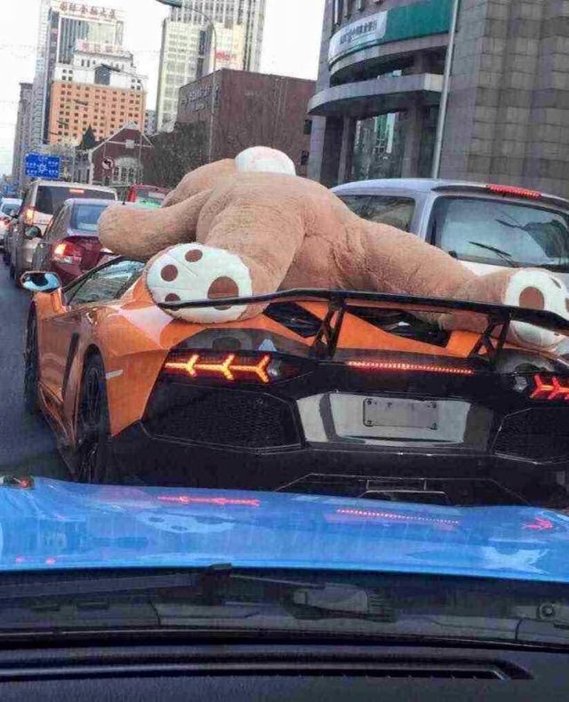 lamborghini-aventador-wearing-a-teddy-bear-on-its-roof-stops-traffic-in-china_1