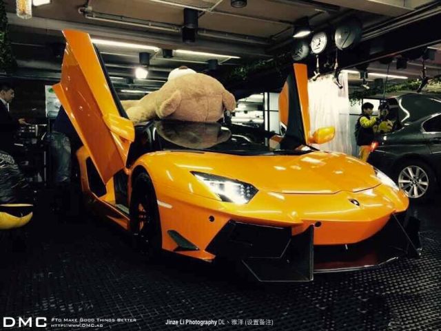 lamborghini-aventador-wearing-a-teddy-bear-on-its-roof-stops-traffic-in-china_3