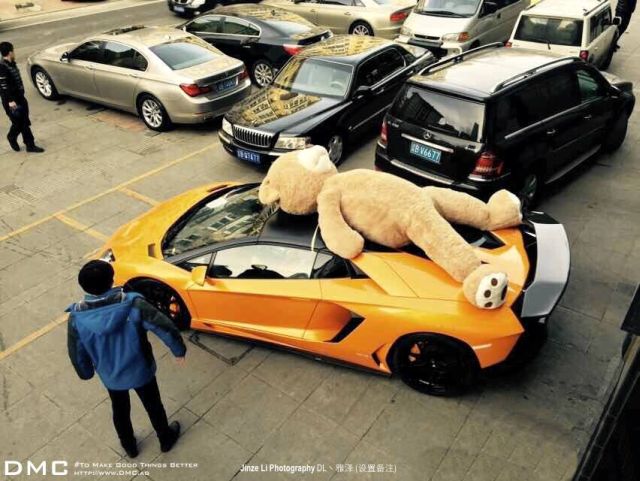 lamborghini-aventador-wearing-a-teddy-bear-on-its-roof-stops-traffic-in-china_4