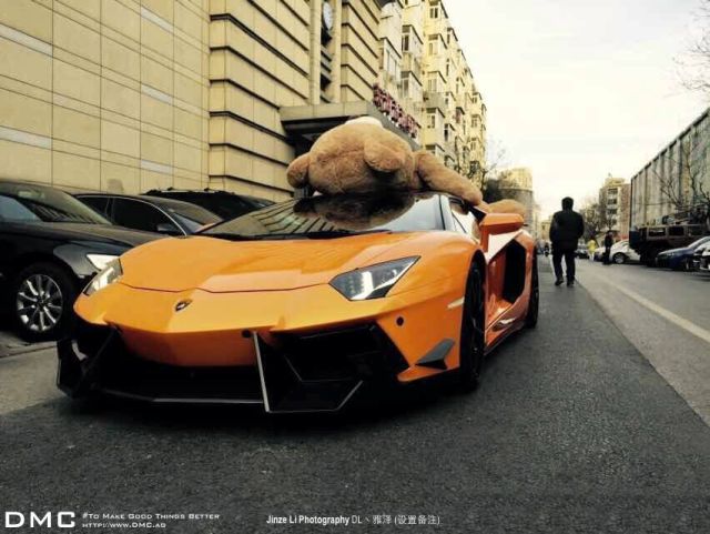 lamborghini-aventador-wearing-a-teddy-bear-on-its-roof-stops-traffic-in-china_5
