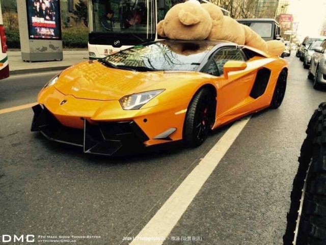 lamborghini-aventador-wearing-a-teddy-bear-on-its-roof-stops-traffic-in-china_8