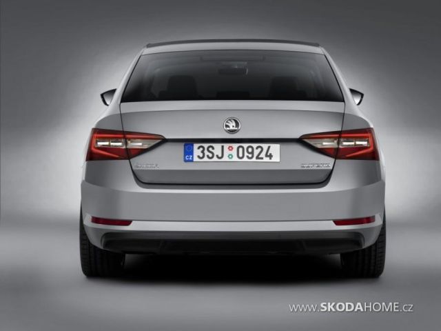 first-official-photo-of-2015-skoda-superb-leaked_5